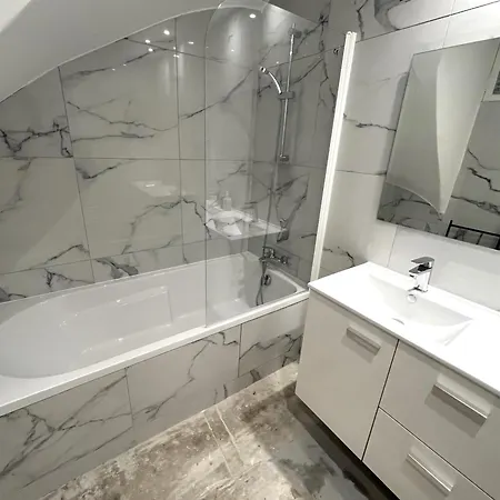 Ecusson - Duplex Lumineux Et Climatise Dans Particulier Apartment *