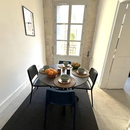 Ecusson - Duplex Lumineux Et Climatise Dans Particulier