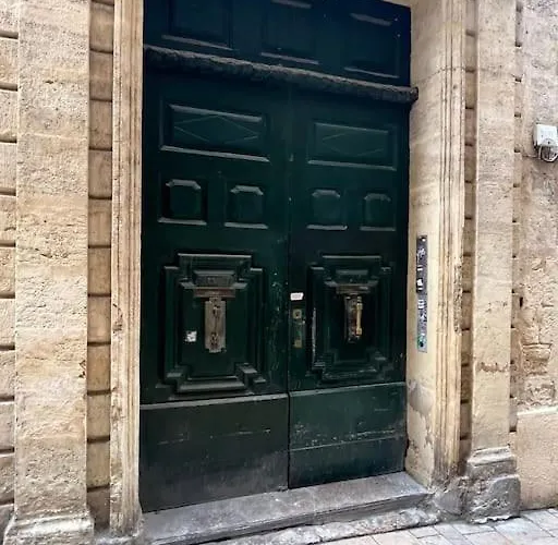 Ecusson - Duplex Lumineux Et Climatise Dans Particulier 몽펠리에